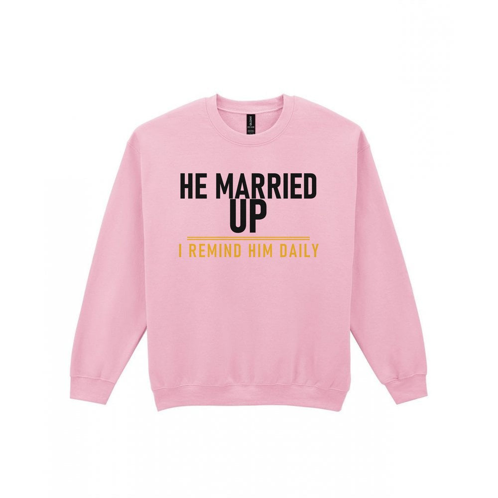 He Married Up I Remind Him Daily Funny Couples T-Shirt & Sweatshirt Sweatshirt in Light Pink